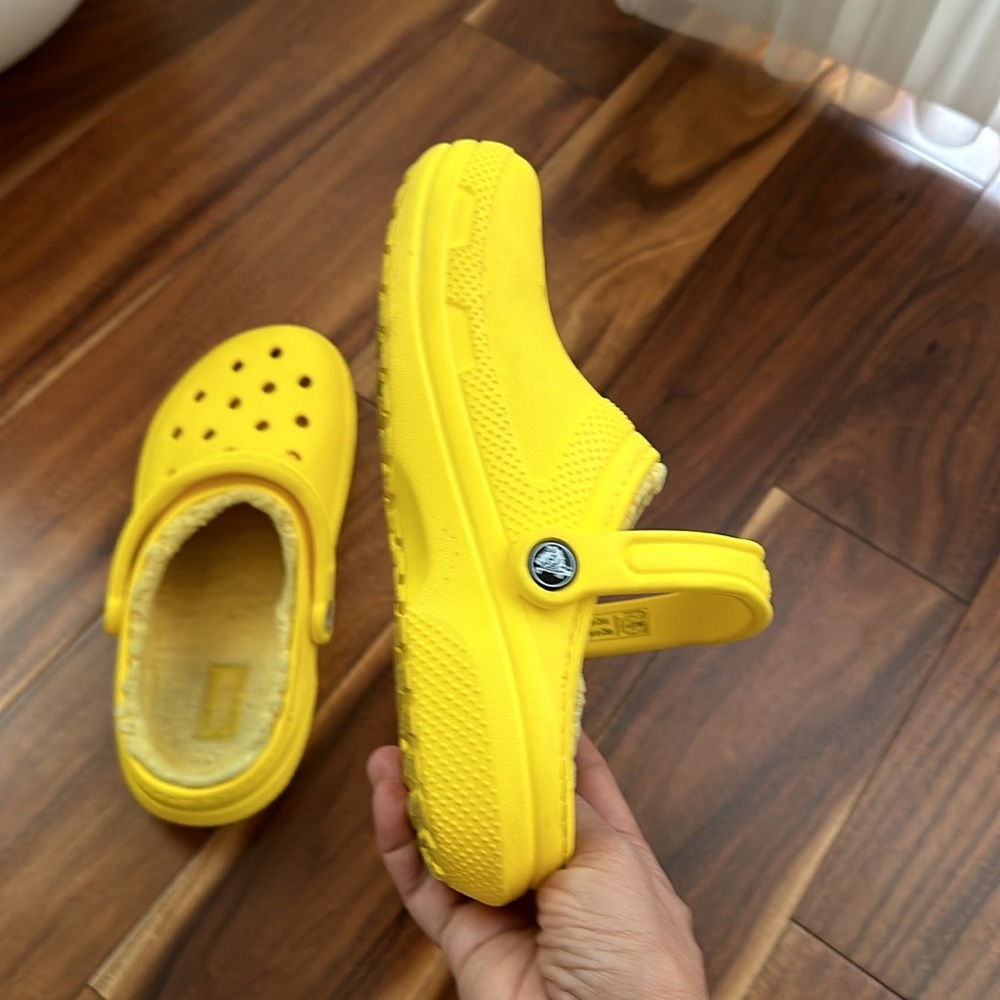 CROCS YELLOW DUAL COMFORT LINED LEMON YELLOW CLASSIC CLOGS SIZE M5 W7 - Picture 5 of 12